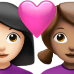 👩🏻‍❤️‍👩🏽 Pasangan dengan Hati Wanita dengan Wanita Warna Kulit Cerah dengan Warna Kulit Sedang Apple