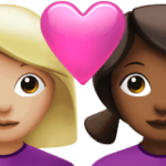 👩🏼‍❤️‍👩🏾 Pasangan dengan Hati Wanita dengan Wanita Warna Kulit Cerah Sedang dengan Warna Kulit Gelap Sedang Apple